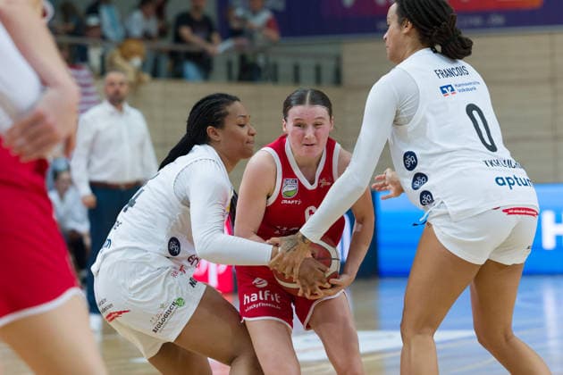 Alyssa Brown (Luchse, 44), Nicole Brochlitz (Lions, 6), Nora Francois (Luchse, 0), halfit Lions vs. TK Hannover Luchse, Damen Basketball, 1. Bundesliga, DBBL, 1. Spieltag Saison 2026 27, 04.10.2026. Halle SWH Arena Sachsen-Anhalt Deutschland