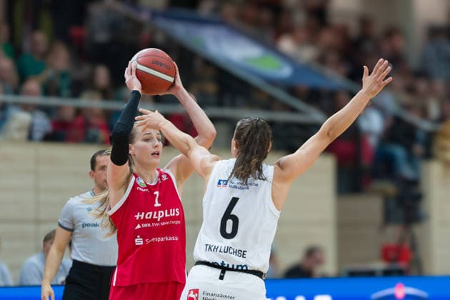 Lee Volker (Lions, 1), Theresa Simon (Luchse, 6), halfit Lions vs. TK Hannover Luchse, Damen Basketball, 1. Bundesliga, DBBL, 1. Spieltag Saison 2026 27, 04.10.2026. Halle SWH Arena Sachsen-Anhalt Deutschland