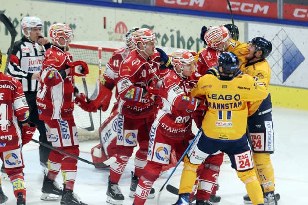 Sahnpark Crimmitschau 04.10.2026 Saison 2026 27 Eishockey 2. Bundesliga Hauptrunde Spiel 6 Kunsteisstadion Sachsen Sachsenderby Derby Eispiraten Eispiraten - Lausitzer Füchse Kleine Auseinandersetzung zu Spielbeginn Crimmitschau Sachsen Germany