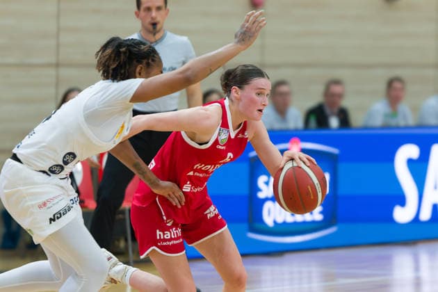 Prencis Harden (Luchse, 24), Nicole Brochlitz (Lions, 6), halfit Lions vs. TK Hannover Luchse, Damen Basketball, 1. Bundesliga, DBBL, 1. Spieltag Saison 2026 27, 04.10.2026. Halle SWH Arena Sachsen-Anhalt Deutschland