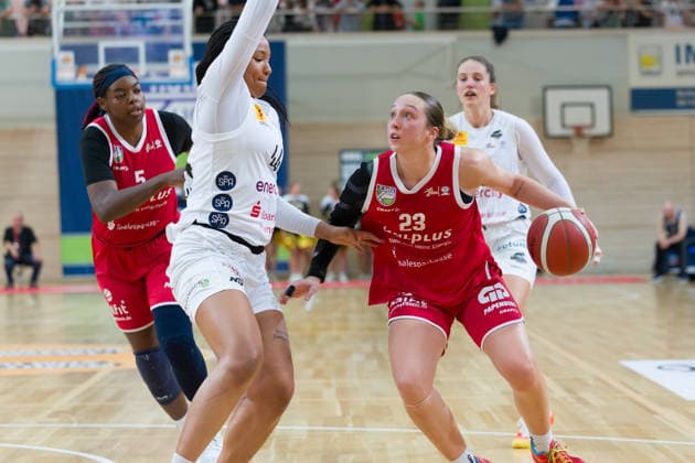 Khalis Cain (Lions, 5), Alyssa Brown (Luchse, 44), Jordan King Lions, 23), halfit Lions vs. TK Hannover Luchse, Damen Basketball, 1. Bundesliga, DBBL, 1. Spieltag Saison 2026 27, 04.10.2026. Halle SWH Arena Sachsen-Anhalt Deutschland