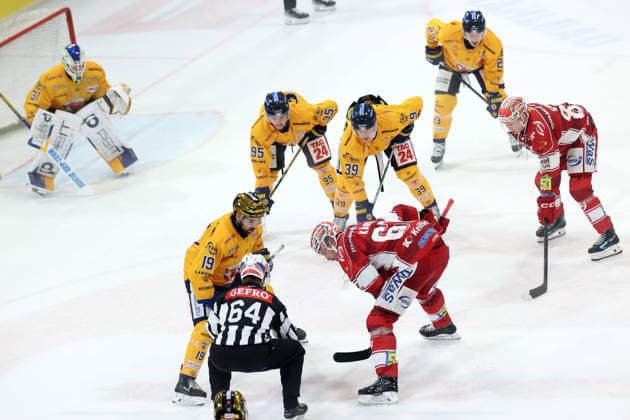 Sahnpark Crimmitschau 04.10.2026 Saison 2026 27 Eishockey 2. Bundesliga Hauptrunde Spiel 6 Kunsteisstadion Sachsen Sachsenderby Derby Eispiraten Eispiraten - Lausitzer Füchse Bulli vor dem Füche Tor Crimmitschau Sachsen Germany
