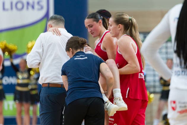 Nicole Brochlitz (Lions, 6) wird verletzt aus der Halle getragen, halfit Lions vs. TK Hannover Luchse, Damen Basketball, 1. Bundesliga, DBBL, 1. Spieltag Saison 2026 27, 04.10.2026. Halle SWH Arena Sachsen-Anhalt Deutschland