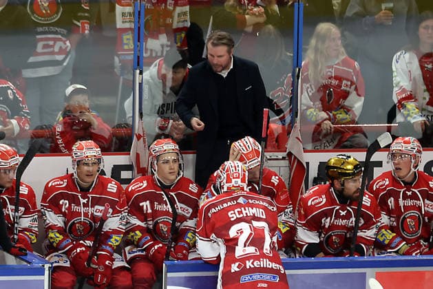 Sahnpark Crimmitschau 04.10.2026 Saison 2026 27 Eishockey 2. Bundesliga Hauptrunde Spiel 6 Kunsteisstadion Sachsen Sachsenderby Derby Eispiraten Eispiraten - Lausitzer Füchse Auswechselbank Jussi Tuores Coach Crimmitschau Sachsen Germany