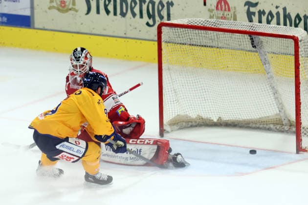 Sahnpark Crimmitschau 04.10.2026 Saison 2026 27 Eishockey 2. Bundesliga Hauptrunde Spiel 6 Kunsteisstadion Sachsen Sachsenderby Derby Eispiraten Eispiraten - Lausitzer Füchse Adam Brady Füchse gelb scheitert hier an Kevin Reich EPC Torhüter Crimmitschau Sachsen Germany