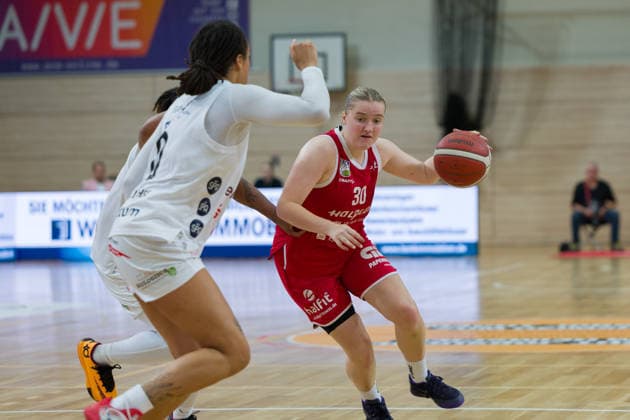 Nora Francois (Luchse, 0), Estere Petrus (Lions, 30), halfit Lions vs. TK Hannover Luchse, Damen Basketball, 1. Bundesliga, DBBL, 1. Spieltag Saison 2026 27, 04.10.2026. Halle SWH Arena Sachsen-Anhalt Deutschland