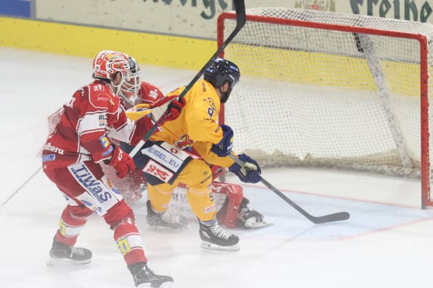 Sahnpark Crimmitschau 04.10.2026 Saison 2026 27 Eishockey 2. Bundesliga Hauptrunde Spiel 6 Kunsteisstadion Sachsen Sachsenderby Derby Eispiraten Eispiraten - Lausitzer Füchse Adam Brady Füchse gelb scheitert hier an Kevin Reich EPC Torhüter Crimmitschau Sachsen Germany