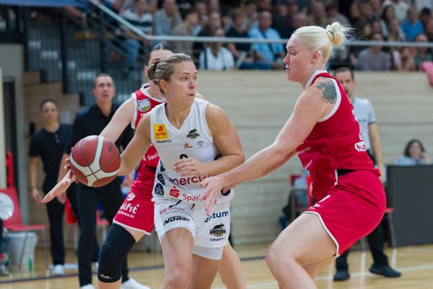 Lovisa Hjern (Luchse, 3), Marta Miscenko (Lions, 13), halfit Lions vs. TK Hannover Luchse, Damen Basketball, 1. Bundesliga, DBBL, 1. Spieltag Saison 2026 27, 04.10.2026. Halle SWH Arena Sachsen-Anhalt Deutschland