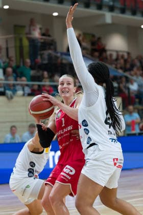 Lee Volker (Lions, 1), Alyssa Brown (Luchse, 44), halfit Lions vs. TK Hannover Luchse, Damen Basketball, 1. Bundesliga, DBBL, 1. Spieltag Saison 2026 27, 04.10.2026. Halle SWH Arena Sachsen-Anhalt Deutschland