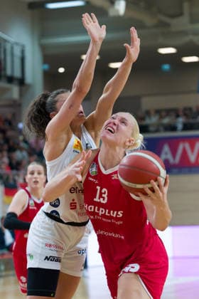 Theresa Simon (Luchse, 6), Marta Miscenko (Lions, 13), halfit Lions vs. TK Hannover Luchse, Damen Basketball, 1. Bundesliga, DBBL, 1. Spieltag Saison 2026 27, 04.10.2026. Halle SWH Arena Sachsen-Anhalt Deutschland