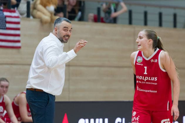 Timur Topal (Lions, Head Coach), Lee Volker (Lions, 1), halfit Lions vs. TK Hannover Luchse, Damen Basketball, 1. Bundesliga, DBBL, 1. Spieltag Saison 2026 27, 04.10.2026. Halle SWH Arena Sachsen-Anhalt Deutschland