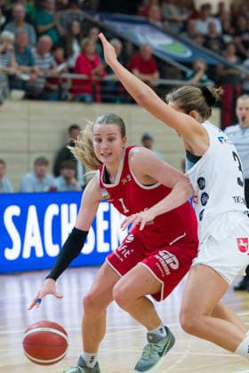 Lee Volker (Lions, 1), Lovisa Hjern (Luchse, 3), halfit Lions vs. TK Hannover Luchse, Damen Basketball, 1. Bundesliga, DBBL, 1. Spieltag Saison 2026 27, 04.10.2026. Halle SWH Arena Sachsen-Anhalt Deutschland