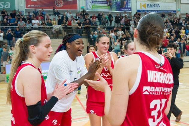 Lions jubeln nach dem 81:79 Heimsieg, halfit Lions vs. TK Hannover Luchse, Damen Basketball, 1. Bundesliga, DBBL, 1. Spieltag Saison 2026 27, 04.10.2026. Halle SWH Arena Sachsen-Anhalt Deutschland