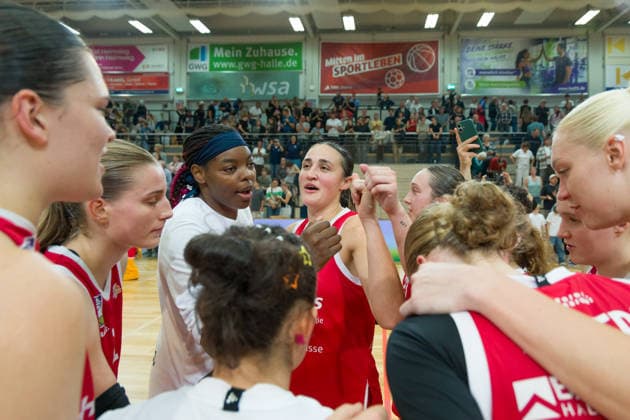 Lions jubeln nach dem 81:79 Heimsieg, halfit Lions vs. TK Hannover Luchse, Damen Basketball, 1. Bundesliga, DBBL, 1. Spieltag Saison 2026 27, 04.10.2026. Halle SWH Arena Sachsen-Anhalt Deutschland