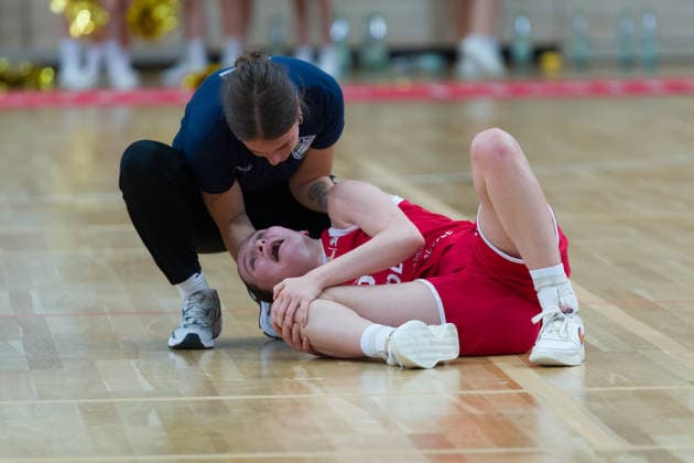 Nicole Brochlitz (Lions, 6) liegt verletzt am Boden, halfit Lions vs. TK Hannover Luchse, Damen Basketball, 1. Bundesliga, DBBL, 1. Spieltag Saison 2026 27, 04.10.2026. Halle SWH Arena Sachsen-Anhalt Deutschland