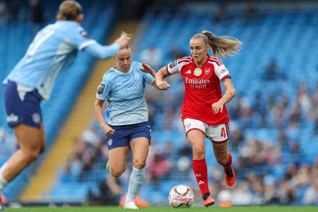 RECORD DATE NOT STATED 4th October 2026; Etihad Stadium, Manchester, England; Womens Super League Football, Manchester City versus Arsenal; Georgia Stanway of Arsenal runs with the ball whilst under pressure from Beth Mead of Manchester City AidanxHunter
