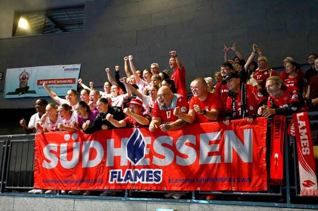 Das Flames-Team bedankt sich nach Spielschluss bei den mitgereisten Fans für die Unterstützung. Handball Frauen DHB-Pokal 2026 27 BSV Sachsen Zwickau - HSG Bensheim Auerbach (Flames) 22:31 am 4.10.2026 BSV Sachsen Zwickau - Flames