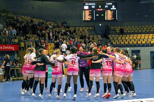 Nach Spielschluss: Jubel bei den Flames Handball Frauen DHB-Pokal 2026 27 BSV Sachsen Zwickau - HSG Bensheim Auerbach (Flames) 22:31 am 4.10.2026 BSV Sachsen Zwickau - Flames