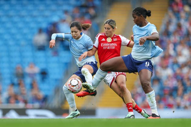 RECORD DATE NOT STATED 4th October 2026; Etihad Stadium, Manchester, England; Womens Super League Football, Manchester City versus Arsenal; Yui Hasegawa of Manchester City and Kyra Cooney-Cross of Arsenal duel for the ball AidanxHunter