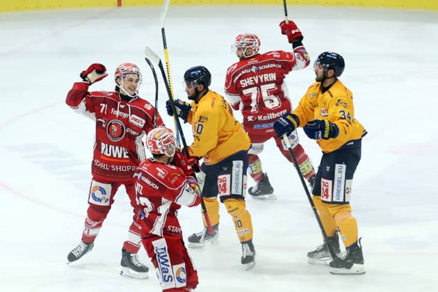 Sahnpark Crimmitschau 04.10.2026 Saison 2026 27 Eishockey 2. Bundesliga Hauptrunde Spiel 6 Kunsteisstadion Sachsen Sachsenderby Derby Eispiraten Eispiraten - Lausitzer Füchse Jubel Crimmitschau nach dem Tor von Noah Garthe l. rot EPC Crimmitschau Sachsen Germany