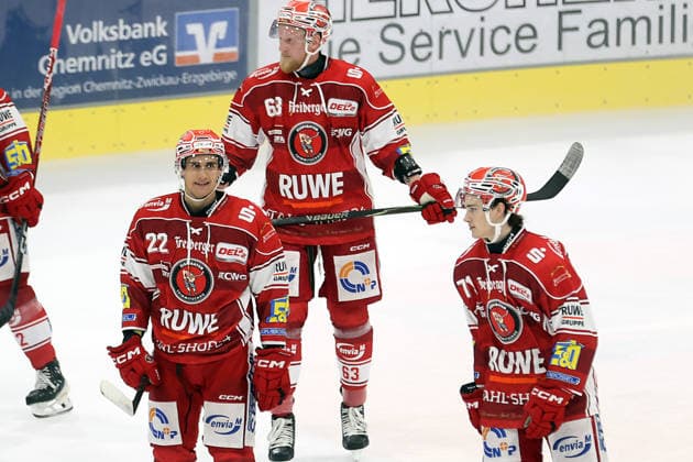 Sahnpark Crimmitschau 04.10.2026 Saison 2026 27 Eishockey 2. Bundesliga Hauptrunde Spiel 6 Kunsteisstadion Sachsen Sachsenderby Derby Eispiraten Eispiraten - Lausitzer Füchse Jubel Crimmitschau nach dem Tor von Noah Garthe 4 rot EPC hier zusammen mit Tim Lutz 22 EPC und Stanislav Dietz 62 alle EPC Crimmitschau Sachsen Germany