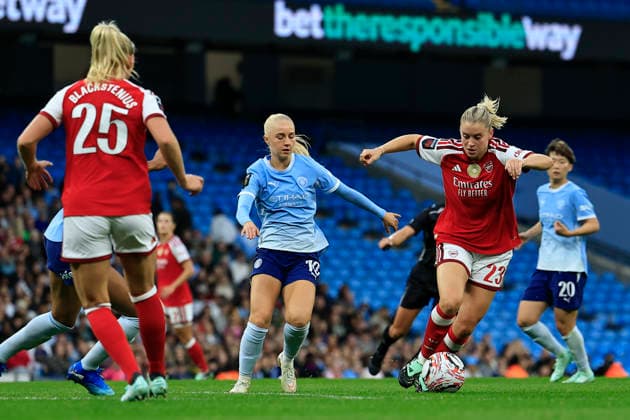 Manchester City Women v Arsenal Women FC, Women s Super League Alessia Russo (23) of Arsenal runs with the ball during the Women s Super League match between Manchester City Women and Arsenal Women FC at the Etihad Stadium, Manchester, UK on 4 October 2026. Manchester Etihad Stadium Manchester UK Editorial use only DataCo restrictions apply See www.football-dataco.com , Copyright: xConorxMolloyx PSI-24969-0061