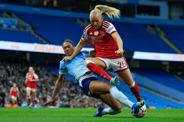 Manchester City Women v Arsenal Women FC, Women s Super League Stina Blackstenius (25) of Arsenal is challenged by Jade Rose (4) of Manchester City during the Women s Super League match between Manchester City Women and Arsenal Women FC at the Etihad Stadium, Manchester, UK on 4 October 2026. Manchester Etihad Stadium Manchester UK Editorial use only DataCo restrictions apply See www.football-dataco.com , Copyright: xConorxMolloyx PSI-24969-0062