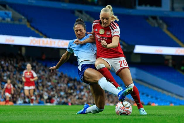 Manchester City Women v Arsenal Women FC, Women s Super League Stina Blackstenius (25) of Arsenal is challenged by Jade Rose (4) of Manchester City during the Women s Super League match between Manchester City Women and Arsenal Women FC at the Etihad Stadium, Manchester, UK on 4 October 2026. Manchester Etihad Stadium Manchester UK Editorial use only DataCo restrictions apply See www.football-dataco.com , Copyright: xConorxMolloyx PSI-24969-0063