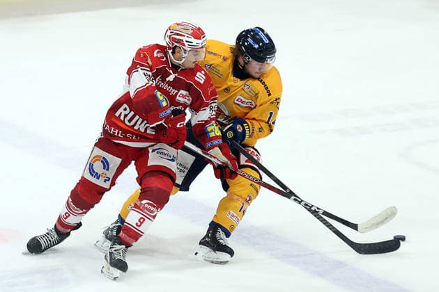 Sahnpark Crimmitschau 04.10.2026 Saison 2026 27 Eishockey 2. Bundesliga Hauptrunde Spiel 6 Kunsteisstadion Sachsen Sachsenderby Derby Eispiraten Eispiraten - Lausitzer Füchse Nikolas Biggins EPC rot - Louis Anders Füchse gelb Crimmitschau Sachsen Germany