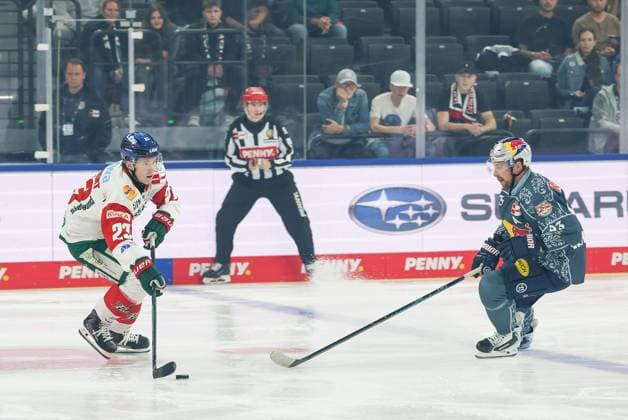 im Zweikampf, Aktion, mit Jimmy Lambert 23 (Augsburger Panther), Maximilian Kastner 93 (EHC Red Bull Muenchen), EHC Red Bull Muenchen vs. Augsburger Panther, 6. Spieltag, Eishockey, Penny-DEL, 03.10.2026 Muenchen Bayern Deutschland
