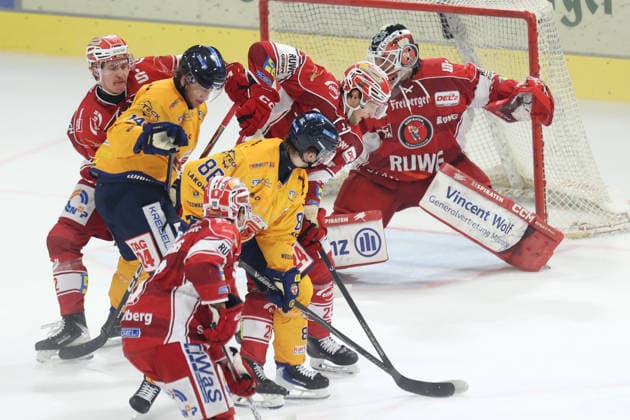 Sahnpark Crimmitschau 04.10.2026 Saison 2026 27 Eishockey 2. Bundesliga Hauptrunde Spiel 6 Kunsteisstadion Sachsen Sachsenderby Derby Eispiraten Eispiraten - Lausitzer Füchse im dichten Gedränge vor dem Crimmitschauer Tor erzielt Nikita Knaus 86 Mitte den Ausgleich Kevin Reich Torhüter EPC ohne Chance Crimmitschau Sachsen Germany
