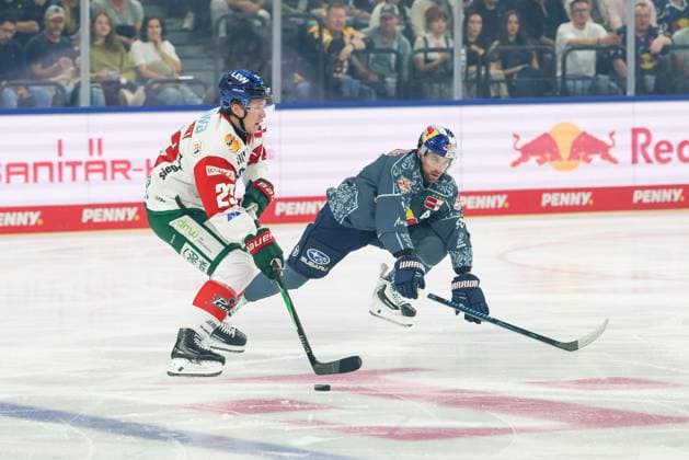 im Zweikampf, Aktion, mit Kyle Mayhew 27 (Augsburger Panther), Maximilian Kastner 93 (EHC Red Bull Muenchen), EHC Red Bull Muenchen vs. Augsburger Panther, 6. Spieltag, Eishockey, Penny-DEL, 03.10.2026 Muenchen Bayern Deutschland