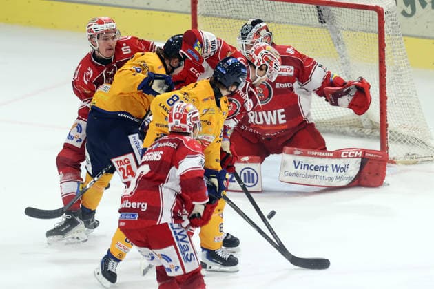 Sahnpark Crimmitschau 04.10.2026 Saison 2026 27 Eishockey 2. Bundesliga Hauptrunde Spiel 6 Kunsteisstadion Sachsen Sachsenderby Derby Eispiraten Eispiraten - Lausitzer Füchse im dichten Gedränge vor dem Crimmitschauer Tor erzielt Nikita Knaus 86 Mitte den Ausgleich Kevin Reich Torhüter EPC ohne Chance Crimmitschau Sachsen Germany