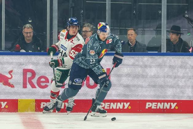 im Zweikampf, Aktion, mit Enrico Henriquez-Morales 52 (Augsburger Panther), Ville Pokka 22 (EHC Red Bull Muenchen), EHC Red Bull Muenchen vs. Augsburger Panther, 6. Spieltag, Eishockey, Penny-DEL, 03.10.2026 Muenchen Bayern Deutschland