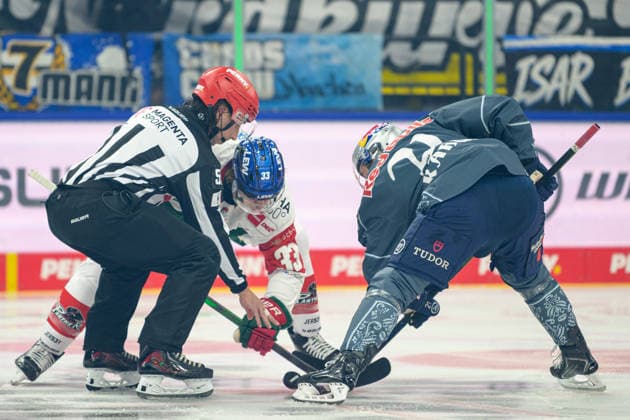 Eishockey, DEL, 20261004, EHC Red Bull München - Augbsburger Panther. Im Bild, v.l. Linienrichter Marcus Höfer (55), Tim Wohlgemuth (Augsburg, 33) und Dominik Kahun (München, 21). München SAP-Garden Bayern Deutschland Copyright: Passion2Press MarkusxFischerx