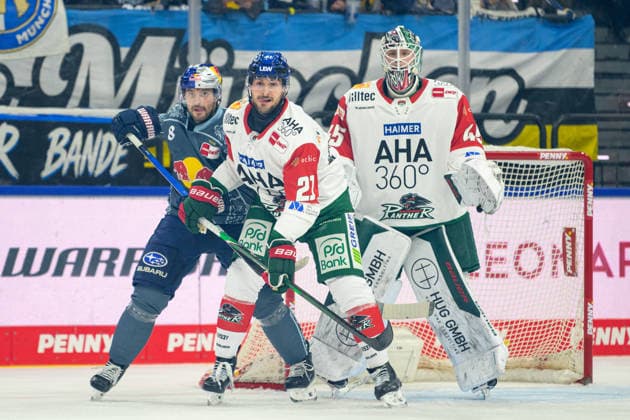 Eishockey, DEL, 20261004, EHC Red Bull München - Augbsburger Panther. Im Bild, v.l. Tobias Rieder (München, 8), Maximilian Glötzl (Augsburg, 21) und Torhüter Tobias Ancicka (Augsburg, 45). München SAP-Garden Bayern Deutschland Copyright: Passion2Press MarkusxFischerx