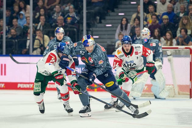 Eishockey, DEL, 20261004, EHC Red Bull München - Augbsburger Panther. Im Bild, v.l. Alexander Blank (Augsburg, 26), Patrick Hager (München, 52) und D.J. Busdeker (Augsburg, 14). München SAP-Garden Bayern Deutschland Copyright: Passion2Press MarkusxFischerx