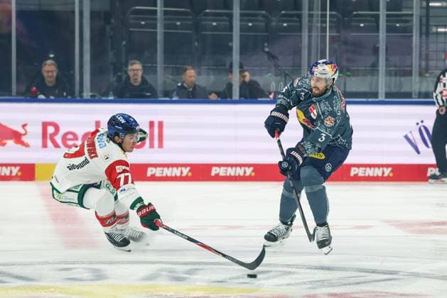im Zweikampf, Aktion, mit Luke Toporowski 77 (Augsburger Panther), Lukas Klok 3 (EHC Red Bull Muenchen), EHC Red Bull Muenchen vs. Augsburger Panther, 6. Spieltag, Eishockey, Penny-DEL, 03.10.2026 Muenchen Bayern Deutschland