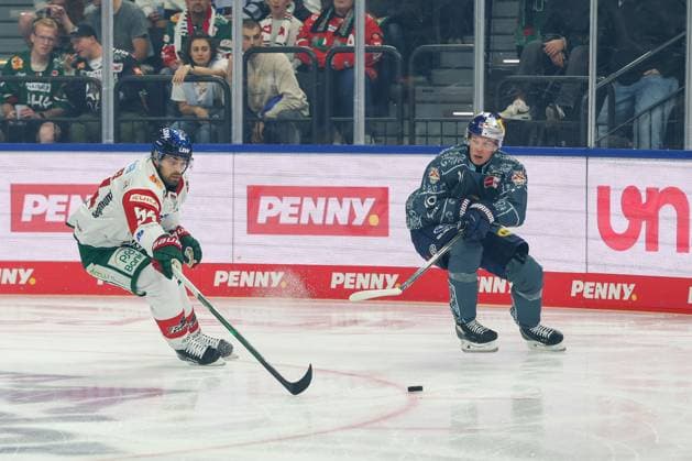 im Zweikampf, Aktion, mit Felix Scheel 54 (Augsburger Panther), Elis Hede 10 (EHC Red Bull Muenchen), EHC Red Bull Muenchen vs. Augsburger Panther, 6. Spieltag, Eishockey, Penny-DEL, 03.10.2026 Muenchen Bayern Deutschland