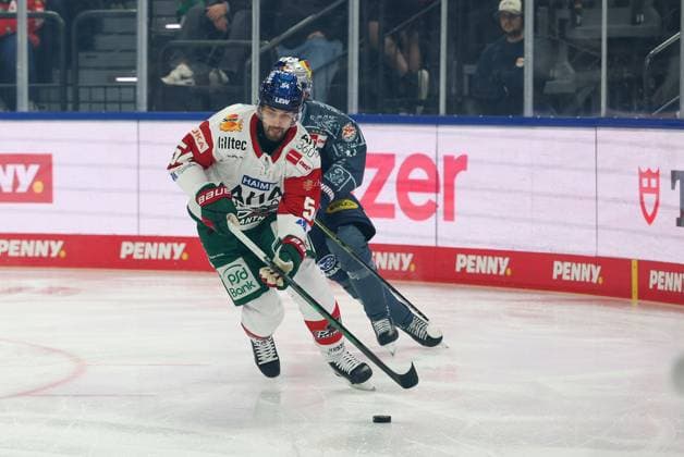 im Zweikampf, Aktion, mit Felix Scheel 54 (Augsburger Panther), Elis Hede 10 (EHC Red Bull Muenchen), EHC Red Bull Muenchen vs. Augsburger Panther, 6. Spieltag, Eishockey, Penny-DEL, 03.10.2026 Muenchen Bayern Deutschland