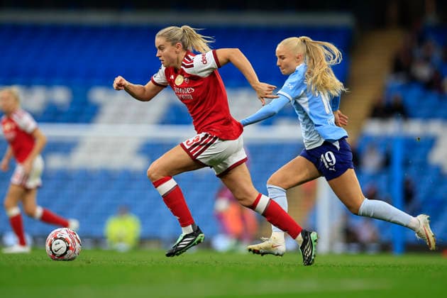 Manchester City Women v Arsenal Women FC, Women s Super League Alessia Russo (23) of Arsenal is chased by Laura Blindkilde (19) of Manchester City during the Women s Super League match between Manchester City Women and Arsenal Women FC at the Etihad Stadium, Manchester, UK on 4 October 2026. Manchester Etihad Stadium Manchester UK Editorial use only DataCo restrictions apply See www.football-dataco.com , Copyright: xConorxMolloyx PSI-24969-0066