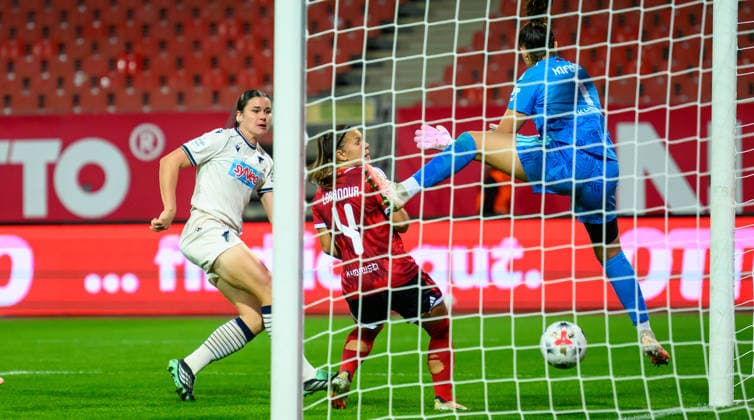 04.10.2026 - Fussball - Saison 2026 2027 - 1. Google Pixel Frauen Bundesliga - 06. Spieltag: 1. FC Nürnberg FCN ( Club Clubfrauen ) - TSG 1899 Hoffenheim - Sportfoto Zink - xwoxzix - Svenja Julia Fölmli (19, TSG Hoffenheim ) erzielt Treffer Tor Torschuß zum 1:1 gegen Alexsandra Lobanova (4, 1. FC Nürnberg FCN ) Lourdes Carmen Romero Grzondziel (1, 1. FC Nürnberg FCN )