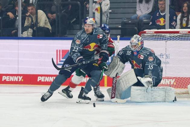 Ville Pokka 22 (EHC Red Bull Muenchen), Mathias Niederberger 35 (EHC Red Bull Muenchen), EHC Red Bull Muenchen vs. Augsburger Panther, 6. Spieltag, Eishockey, Penny-DEL, 03.10.2026 Muenchen Bayern Deutschland