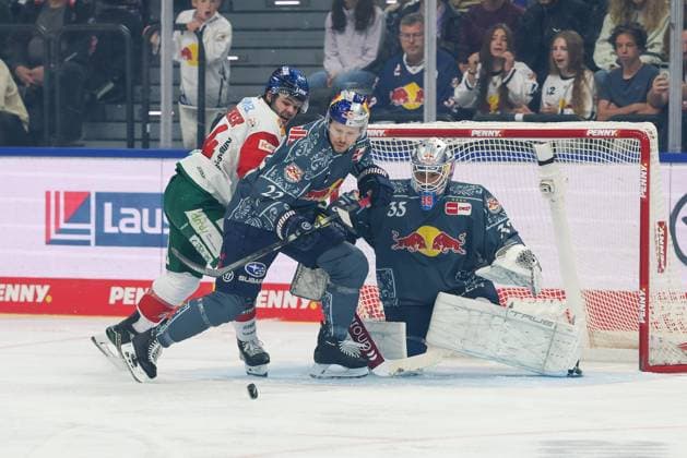 im Zweikampf, Aktion, mit D.J. Busdeker 14 (Augsburger Panther), Ville Pokka 22 (EHC Red Bull Muenchen), Mathias Niederberger 35 (EHC Red Bull Muenchen), EHC Red Bull Muenchen vs. Augsburger Panther, 6. Spieltag, Eishockey, Penny-DEL, 03.10.2026 Muenchen Bayern Deutschland