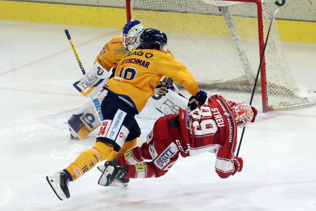 Sahnpark Crimmitschau 04.10.2026 Saison 2026 27 Eishockey 2. Bundesliga Hauptrunde Spiel 6 Kunsteisstadion Sachsen Sachsenderby Derby Eispiraten Eispiraten - Lausitzer Füchse Sebastian Streu 89 EPC rot wird ausgehebelt von Georgiy Saakyan 10 Füchse gelb Anthony Morrone steht im Füchse Tor Crimmitschau Sachsen Germany