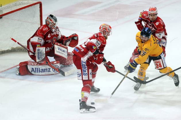 Sahnpark Crimmitschau 04.10.2026 Saison 2026 27 Eishockey 2. Bundesliga Hauptrunde Spiel 6 Kunsteisstadion Sachsen Sachsenderby Derby Eispiraten Eispiraten - Lausitzer Füchse Christopher Theodore Füchse gelb zieht ab Tim Lutz EPC dahinter und Stanislav Dietz EPC mitte können es nicht verhindern Kevin Reich EPC Torhüter hält Crimmitschau Sachsen Germany