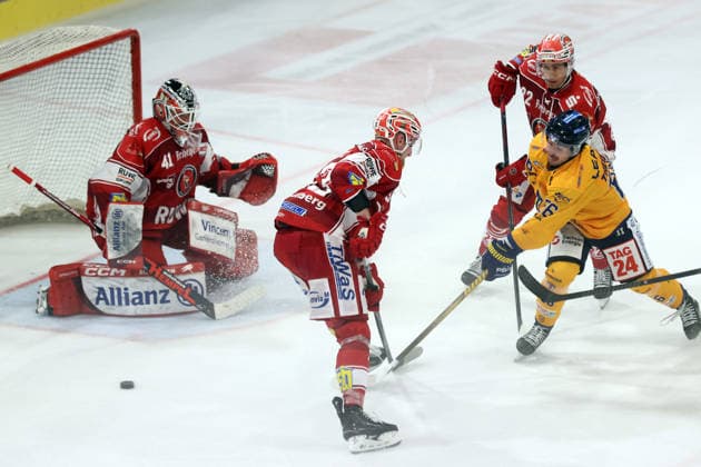 Sahnpark Crimmitschau 04.10.2026 Saison 2026 27 Eishockey 2. Bundesliga Hauptrunde Spiel 6 Kunsteisstadion Sachsen Sachsenderby Derby Eispiraten Eispiraten - Lausitzer Füchse Christopher Theodore Füchse gelb zieht ab Tim Lutz EPC dahinter und Stanislav Dietz EPC mitte können es nicht verhindern Kevin Reich EPC Torhüter hält Crimmitschau Sachsen Germany