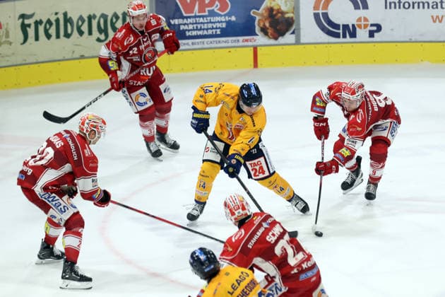 Sahnpark Crimmitschau 04.10.2026 Saison 2026 27 Eishockey 2. Bundesliga Hauptrunde Spiel 6 Kunsteisstadion Sachsen Sachsenderby Derby Eispiraten Eispiraten - Lausitzer Füchse Nikolas Biggins EPC rot gegen Louis Anders Füchse Crimmitschau Sachsen Germany