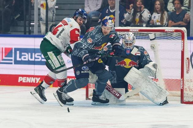 im Zweikampf, Aktion, mit D.J. Busdeker 14 (Augsburger Panther), Ville Pokka 22 (EHC Red Bull Muenchen), Mathias Niederberger 35 (EHC Red Bull Muenchen), EHC Red Bull Muenchen vs. Augsburger Panther, 6. Spieltag, Eishockey, Penny-DEL, 03.10.2026 Muenchen Bayern Deutschland