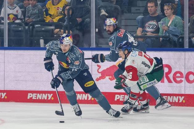 im Zweikampf, Aktion, mit Brady Ferguson 12 (EHC Red Bull Muenchen), Moritz Elias 46 (Augsburger Panther), EHC Red Bull Muenchen vs. Augsburger Panther, 6. Spieltag, Eishockey, Penny-DEL, 03.10.2026 Muenchen Bayern Deutschland